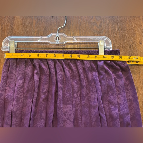Lavender satin vintage accordion skirt (T21)Sz 8 see pics for measurements ☂️✨⭐️ - Picture 7 of 7